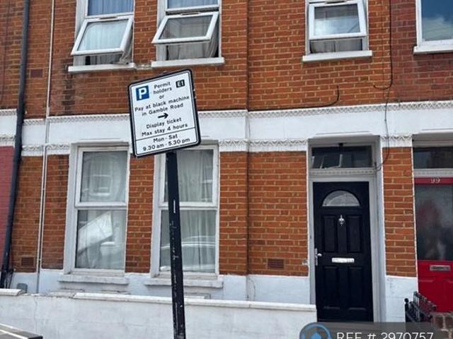 Flat for rent in Summerstown, Greater London