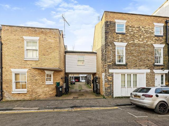 Flat for rent in Clarendon, Ash