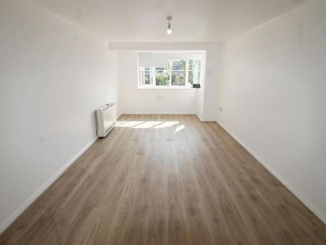 Apartment for rent in Totteridge, Cressex