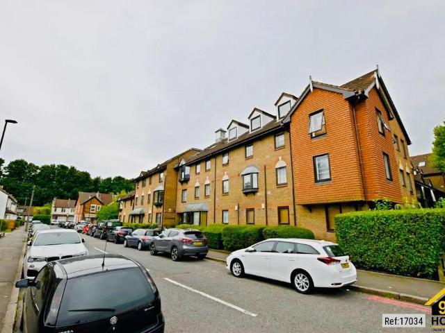 Flat for rent in London Borough of Croydon, Purley
