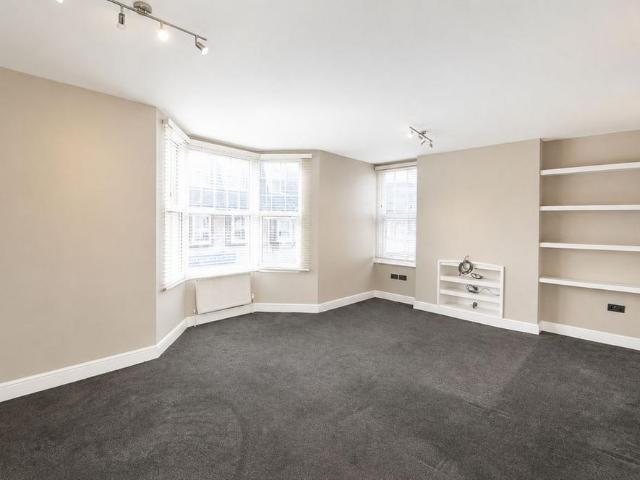 Apartment for rent in Blackhills, Surrey