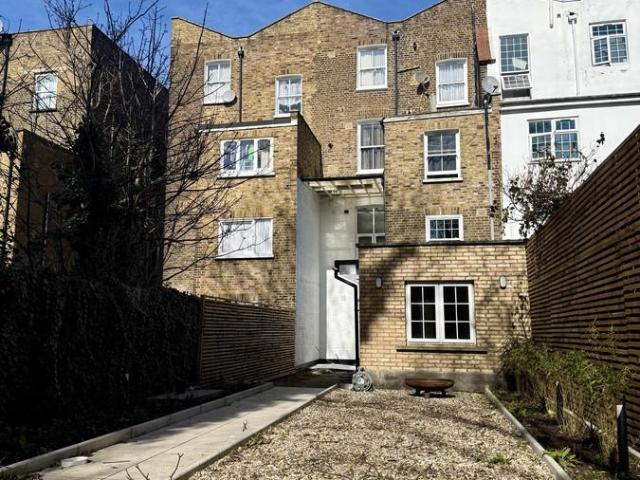 Flat for rent in London Borough of Ealing, Isle Of Man