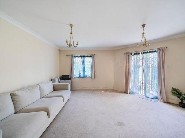 Apartment for rent in Little Stanmore, Greater London