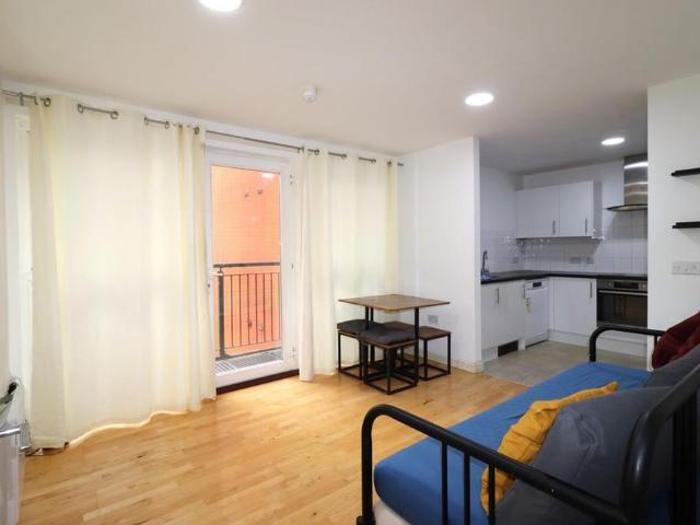 Apartment for rent in Newbury Park, Greater London