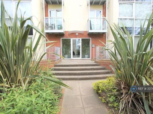 Flat for rent in Woodcote Green, Greater London