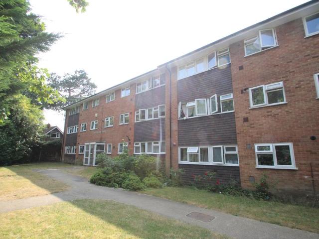Flat for rent in London Borough of Croydon, Purley