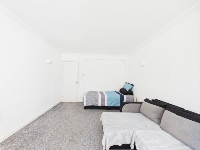 Apartment for rent in Gidea Park, Greater London