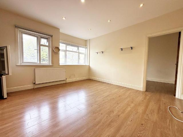 Apartment for rent in Wexham and Ivers Community Board, Richings Park