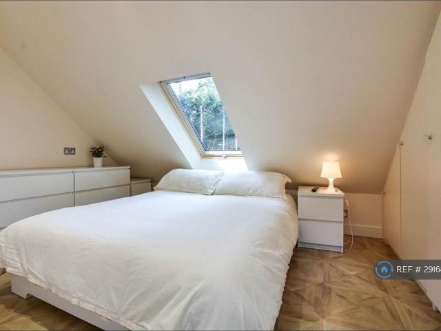 Apartment for rent in Oakwood, West Yorkshire