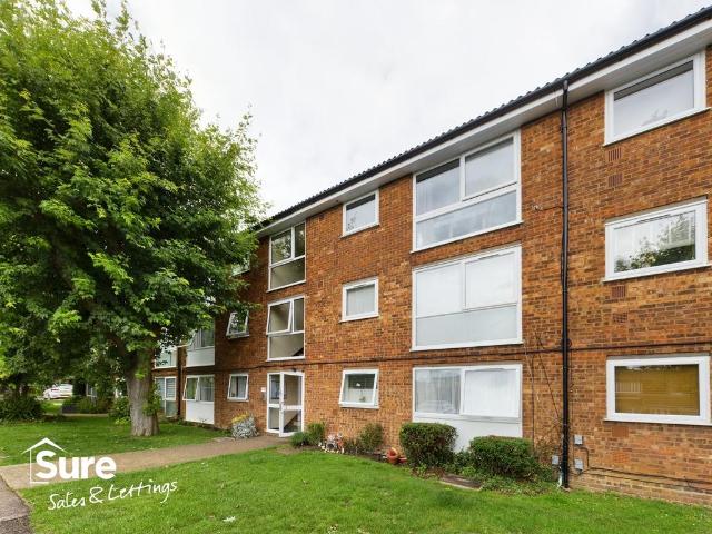 Flat for rent in Woodhall Farm, Pouchen End
