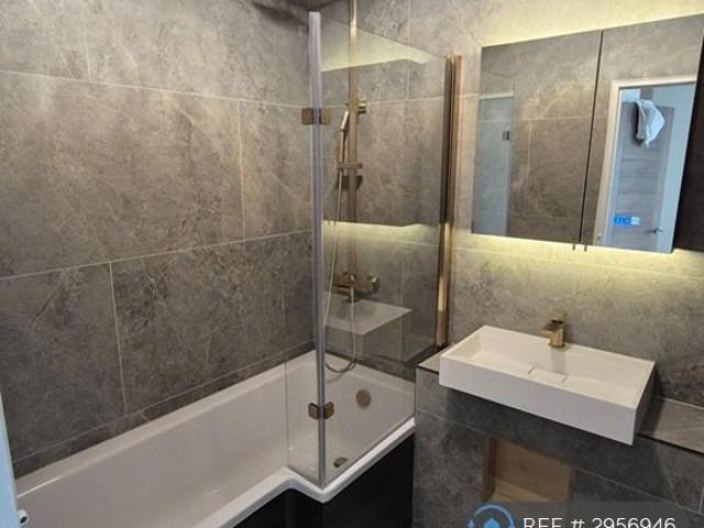 Flat for rent in London Borough of Merton, Collier's Wood