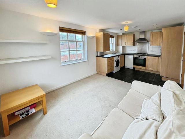 Apartment for rent in Abbey End, Green Close