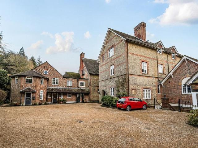 Flat for rent in Kingsley Green, Littlecote