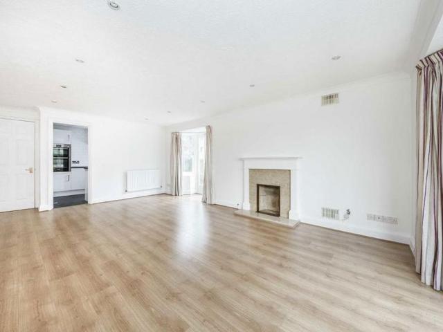 Apartment for rent in London Borough of Merton, Raynes Park