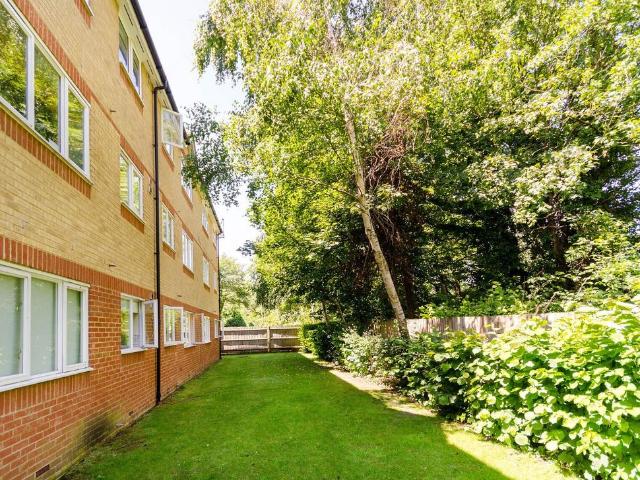 Flat for rent in Blackhills, Surrey