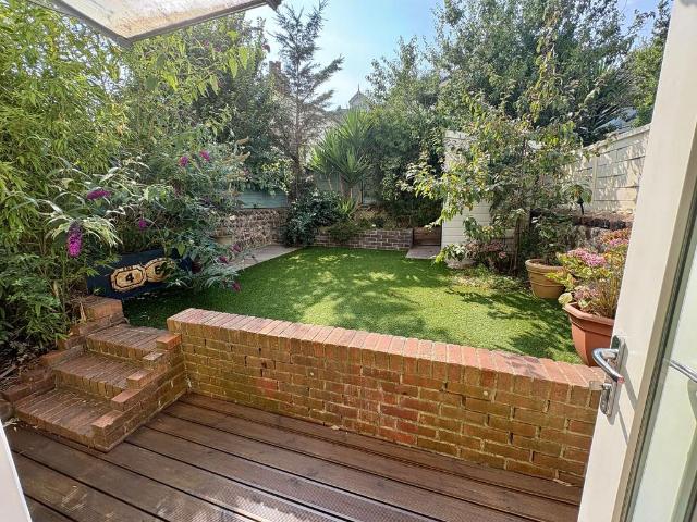 Flat for rent in Aldrington