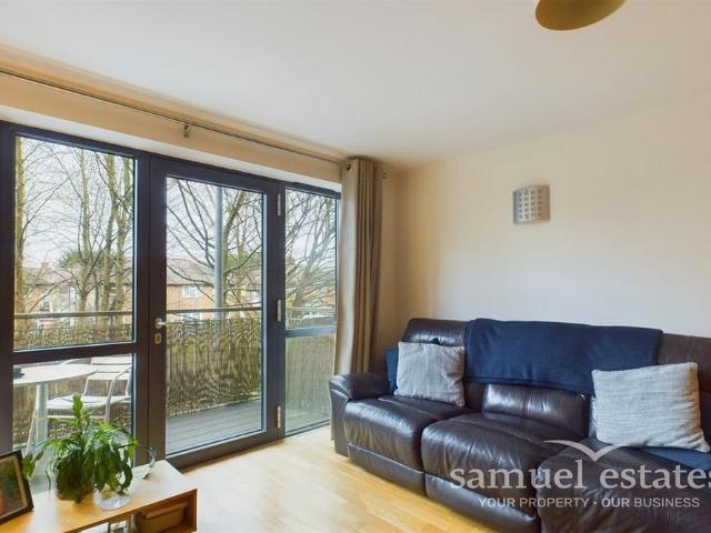 Apartment for rent in London Borough of Merton, Collier's Wood