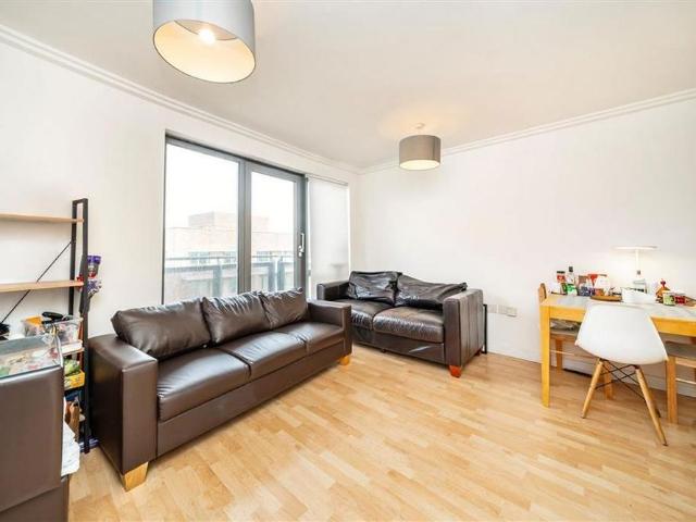 Apartment for rent in London Borough of Ealing, Park Royal