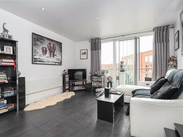 Apartment for rent in Blackhills, Surrey