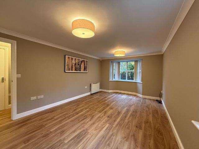 Apartment for rent in Cliff Hill, Green Close