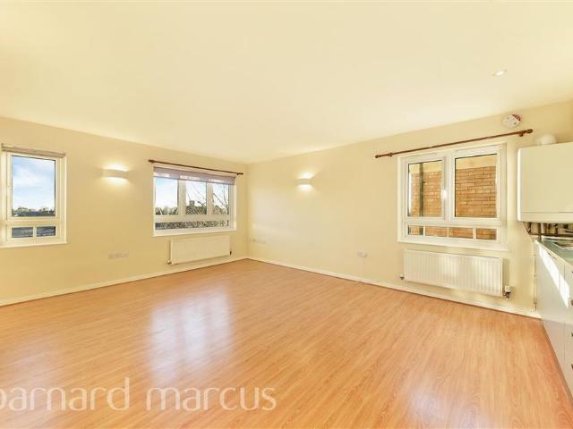 Apartment for rent in Lower Feltham, Greater London