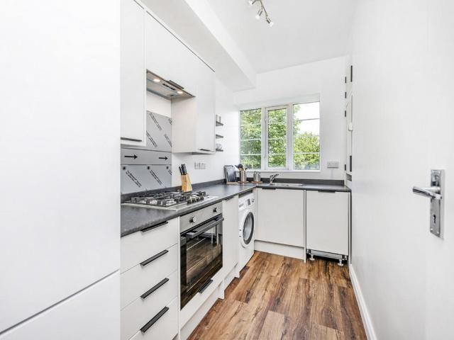 Flat for rent in Brondesbury, Greater London