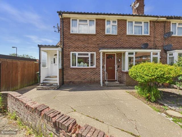 Flat for rent in Little Stanmore, Greater London