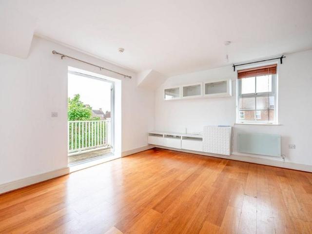 Apartment for rent in Worcester Park, Greater London