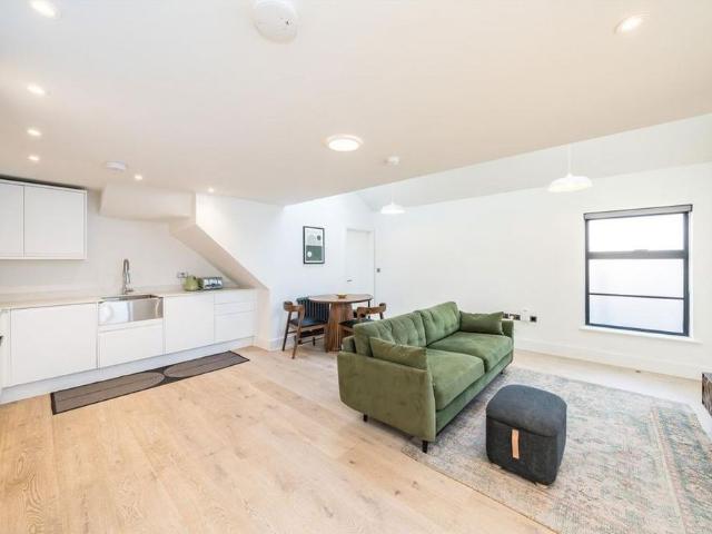 Apartment for rent in Strawberry Hill, Greater London