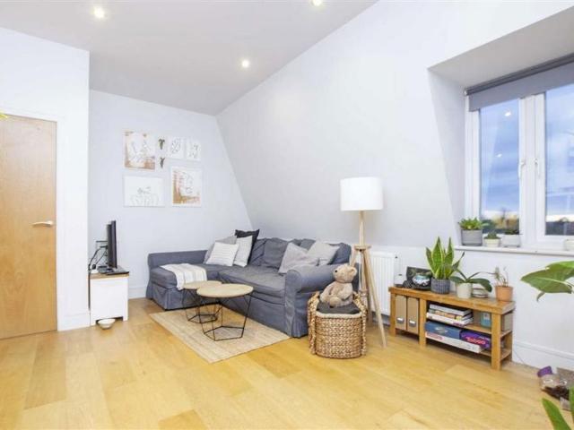 Apartment for rent in Strawberry Hill, Greater London