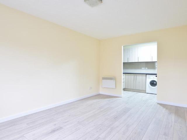 Flat for rent in Cowley, Greater London