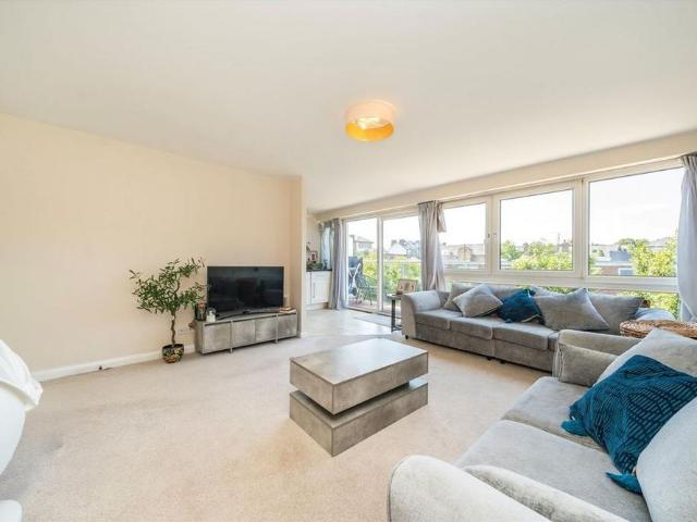 Apartment for rent in North Sheen, Greater London