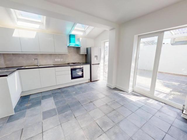 Flat for rent in Aldrington