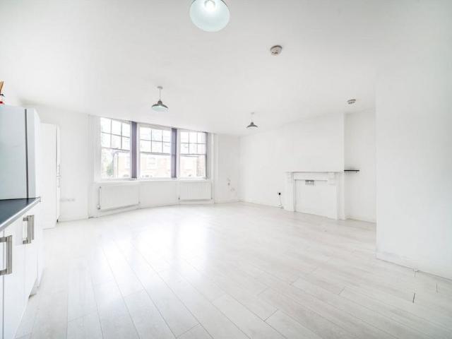 Apartment for rent in Strawberry Hill, Greater London