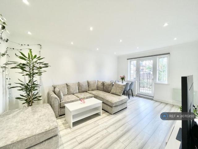 Apartment for rent in Ivy Chimneys, Epping Forest