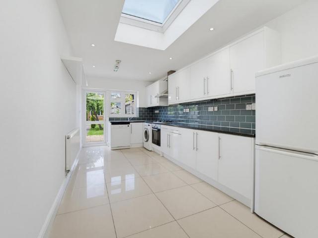 Flat for rent in London Borough of Ealing, Greater London