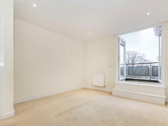 Apartment for rent in Row Town, Surrey