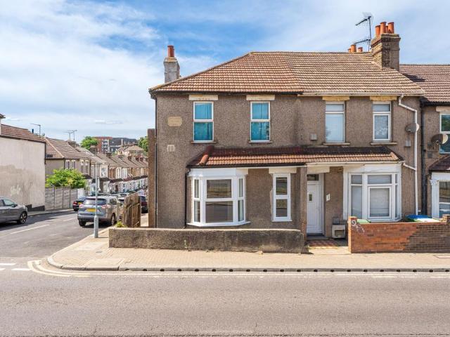 Flat for rent in North End, Greater London