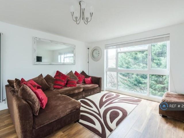 Flat for rent in Batchworth