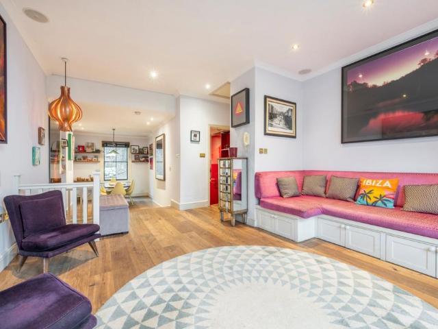 Flat for rent in North Kensington, Greater London
