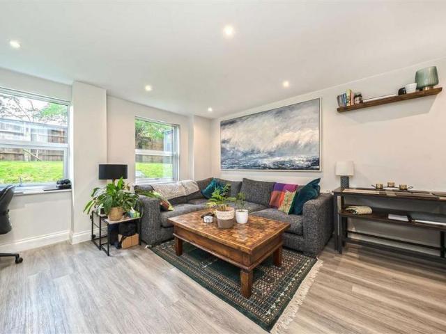 Apartment for rent in Hampton Hill, Greater London