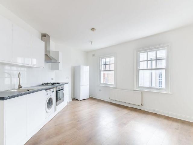 Flat for rent in Furzedown, Greater London