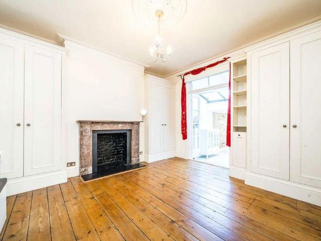 Apartment for rent in Strand-on-the-Green, Greater London