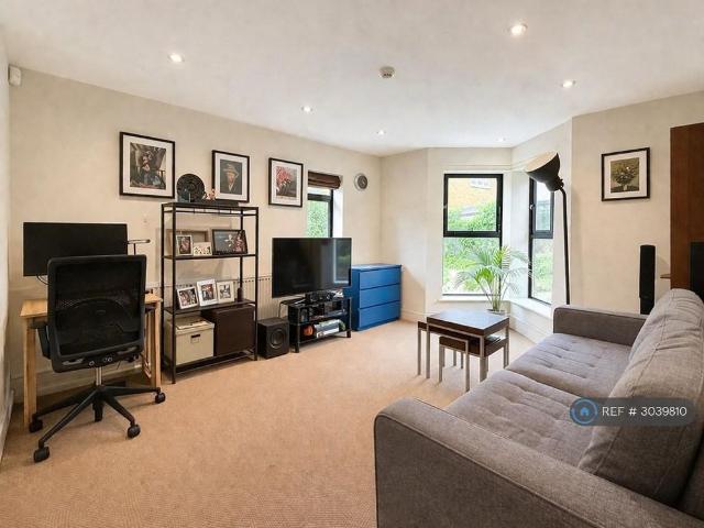 Apartment for rent in London Borough of Merton, Collier's Wood