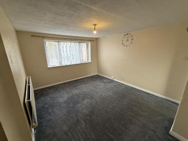 Apartment for rent in Lampton, Greater London