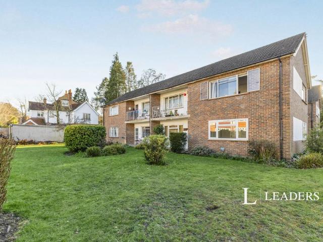 Flat for rent in Weybridge, Elmbridge