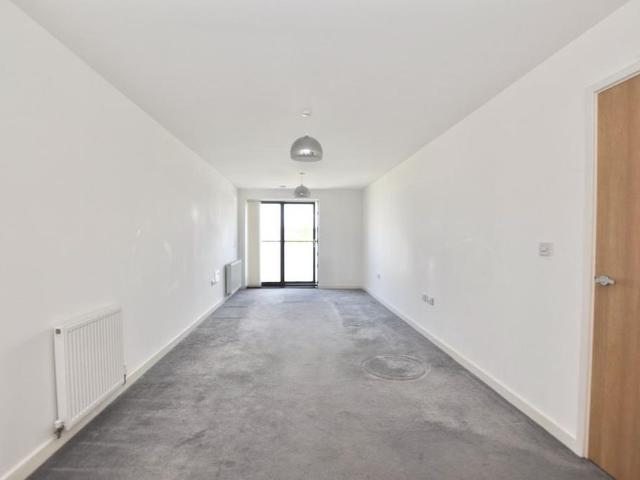 Apartment for rent in Row Town, Surrey