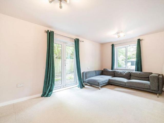 Apartment for rent in Blackhills, Surrey