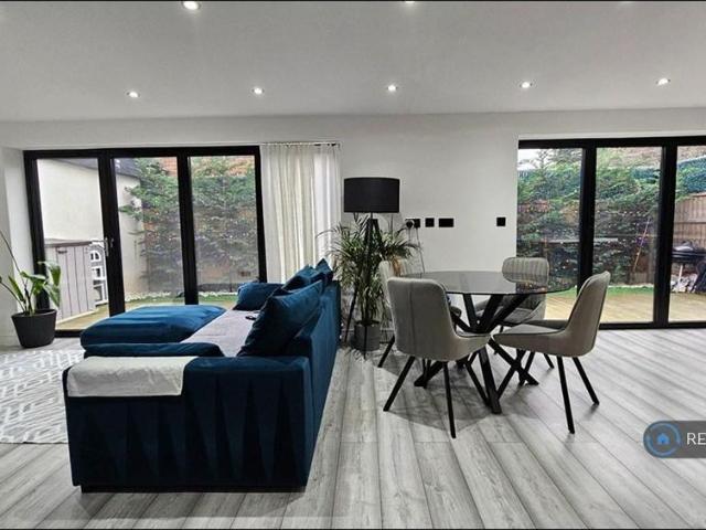 Apartment for rent in Woodford, Greater London