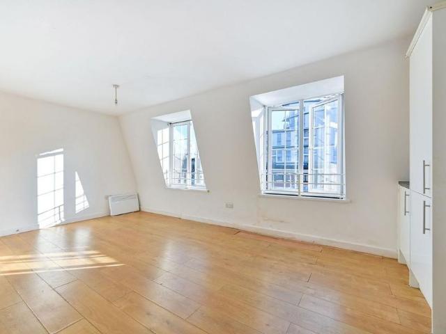Apartment for rent in Horsell, Woking